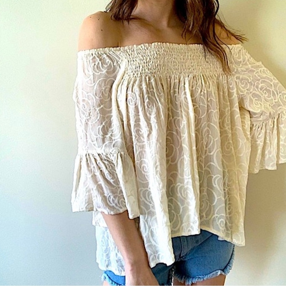 Gimmicks by BKE Boho WHITE embroidered‎ Flowy Blouse Top Size XS Off Shoulder